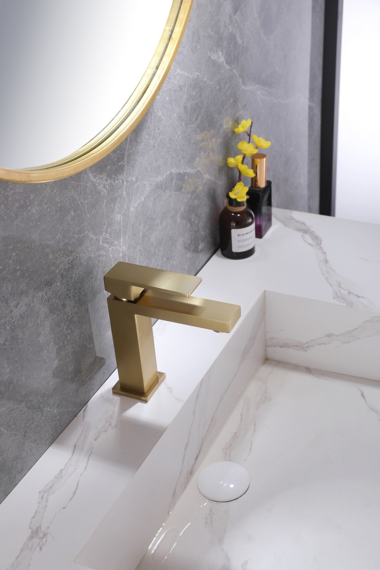 Aqua Kubo Single Lever Bathroom Vanity Faucet – Gold